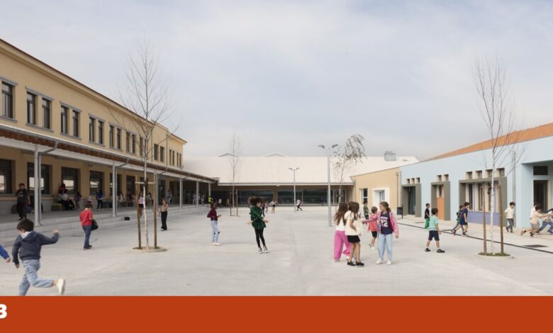 Nesta escola em Aveiro um arquitecto fez um coberto para as crianças brincarem em dias de chuva