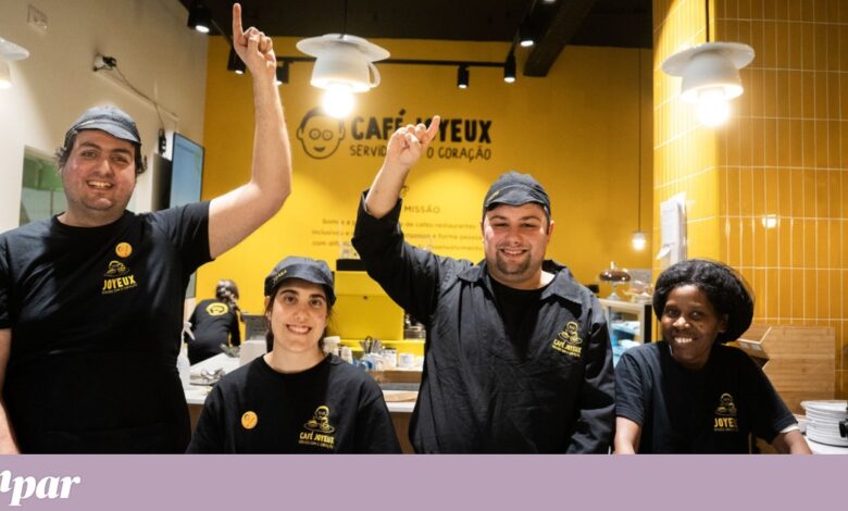 No Café Joyeux, um lego na mesa é um lugar no mundo