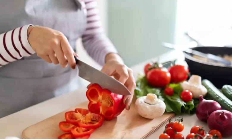 O mau hábito ao cozinhar que só espalha bactérias e pode trazer riscos