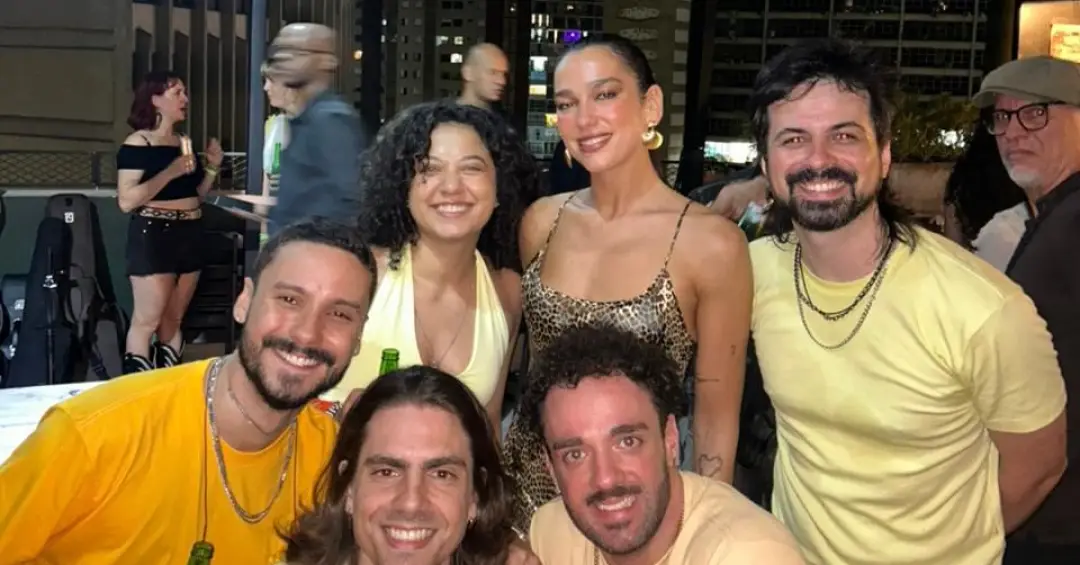 O que muda no grupo de samba que tocou com Dua Lipa no Brasil