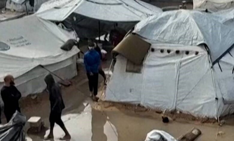 “O que será de nós?”: tendas alagadas e campos inundados com as primeiras chuvas em Gaza