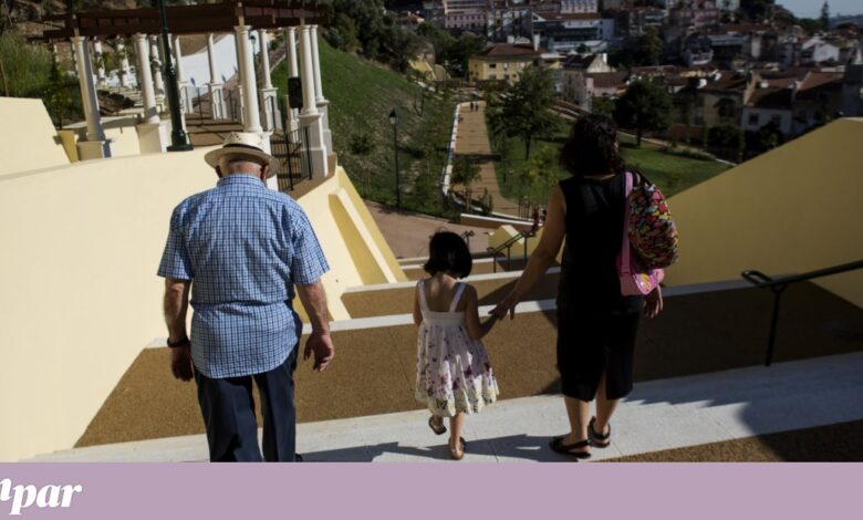 Os netos rejuvenescem ainda mais o avô do que a avó