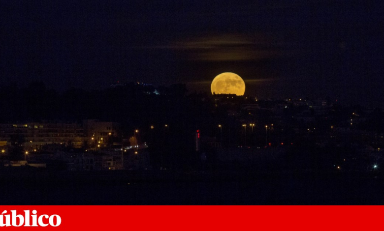 Penúltima super-Lua do ano ilumina o céu nesta noite