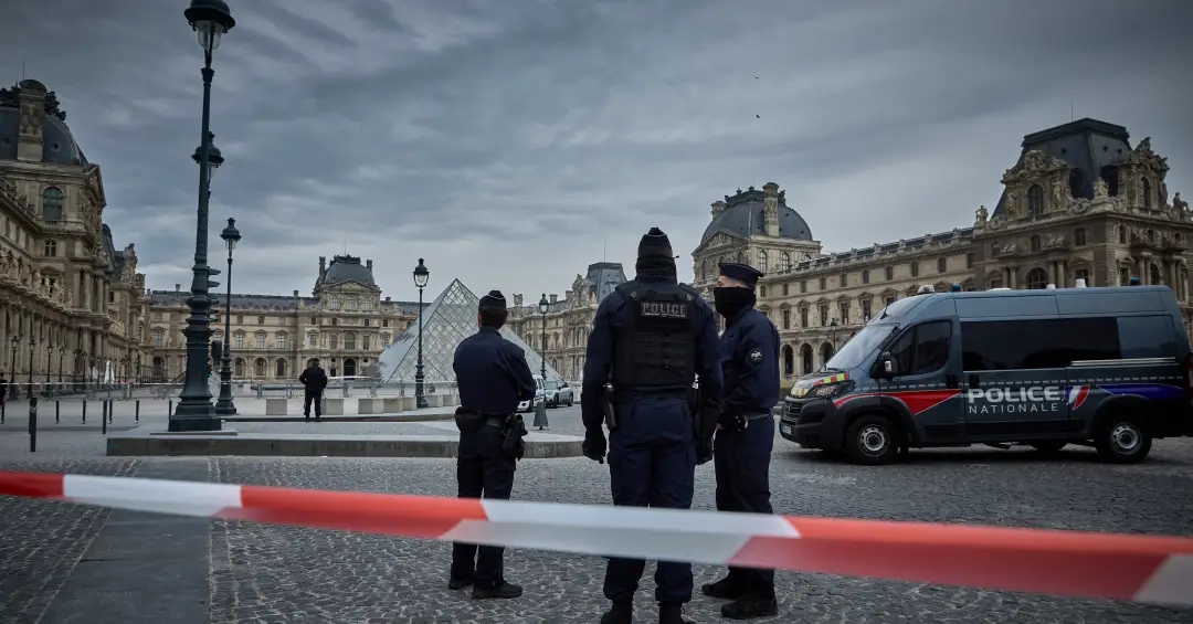 Polícia da França prende mais dois suspeitos por roubo no Louvre