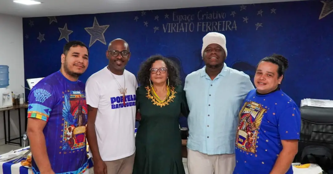 Portelenses assinam traje de Ana Maria Gonçalves em posse na ABL