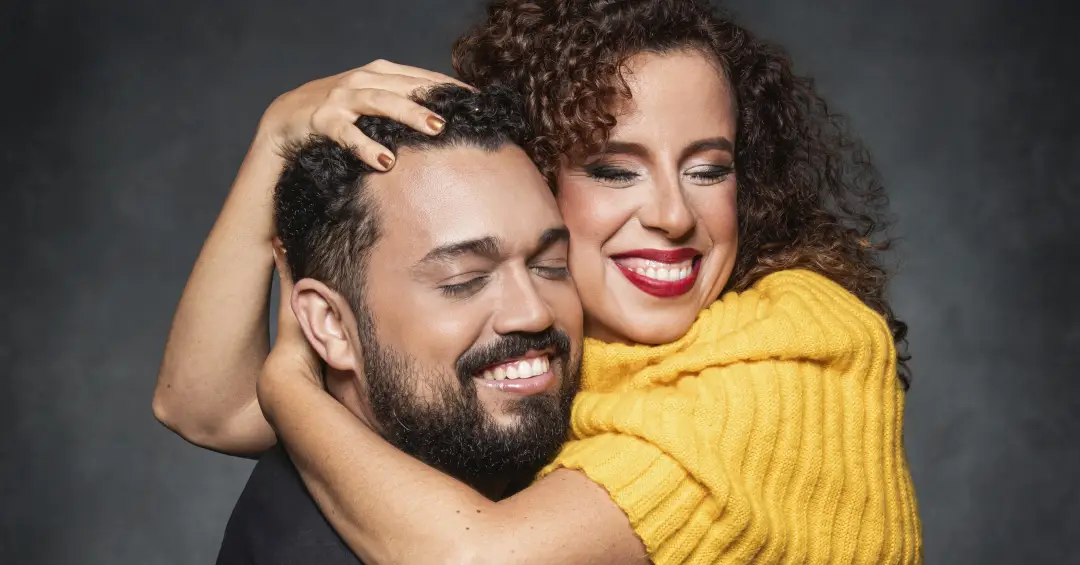 Primeira comédia romântica escrita e protagonizada por atores com deficiência visual está em cartaz no Rio