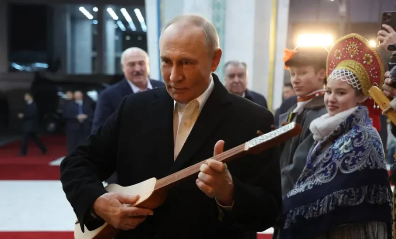 Putin surpreende a tocar instrumento típico do Quirguistão. Ora veja