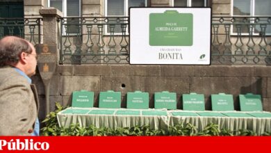 Reis, santos e políticos dão nome à maioria das ruas do país. Mas outras placas revelam histórias locais