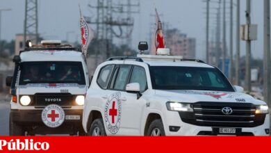 Restos mortais entregues pelo Hamas não pertencem a reféns. Israel acusado de violar cessar-fogo e bloquear ajuda