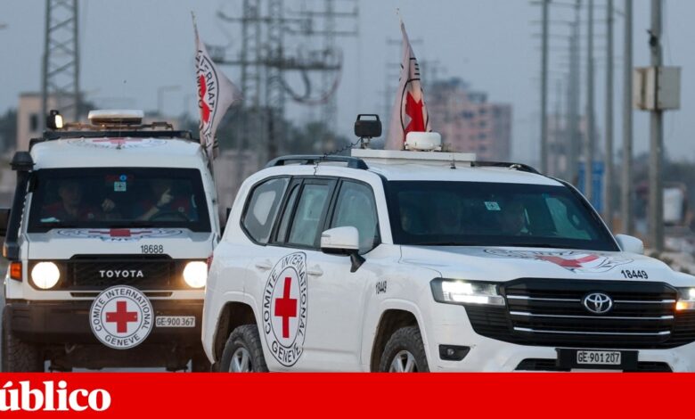 Restos mortais entregues pelo Hamas não pertencem a reféns. Israel acusado de violar cessar-fogo e bloquear ajuda