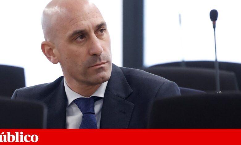 Rubiales atingido por ovos durante apresentação de livro