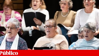 Só estas vozes mais velhas ainda sabem as canções. Agora, são elas que sobem ao palco