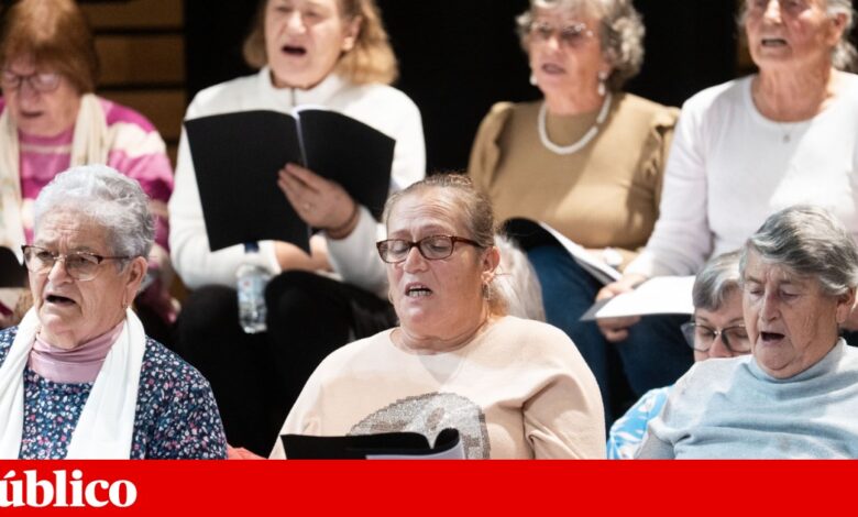 Só estas vozes mais velhas ainda sabem as canções. Agora, são elas que sobem ao palco