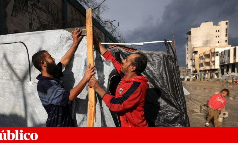 Tendas inundadas com as primeiras chuvas fortes em Gaza