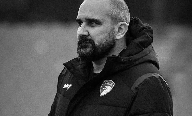 Treinador morre depois de desmaiar durante jogo da Superliga sérvia