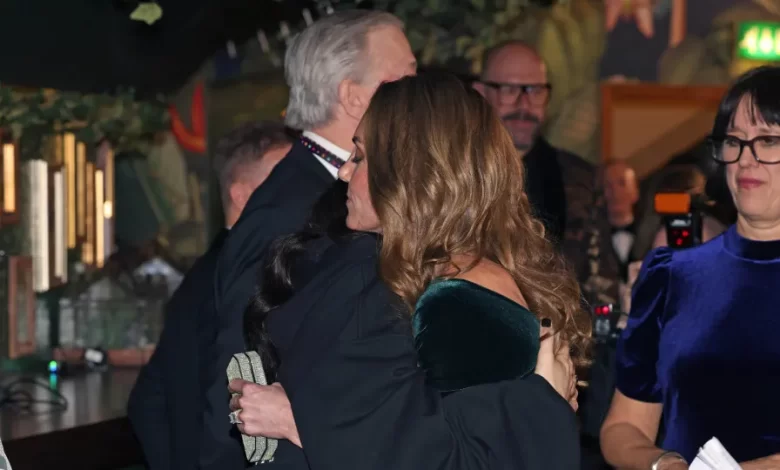 Um abraço cheio de emoção: Kate Middleton e Jessie J trocam carinho