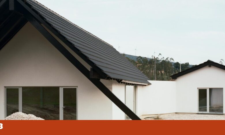 Uma casa “simples e discreta” com telhas pretas é um abrigo de férias em Santarém