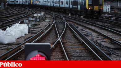 Várias pessoas esfaqueadas em comboio em Inglaterra. Dois suspeitos detidos