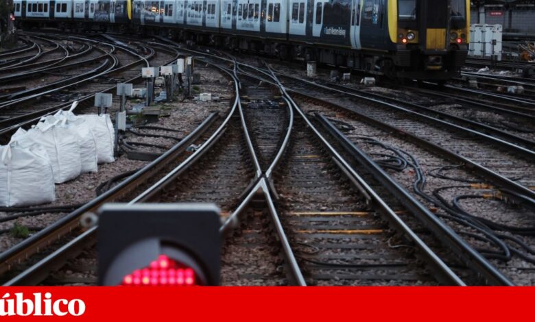 Várias pessoas esfaqueadas em comboio em Inglaterra. Dois suspeitos detidos