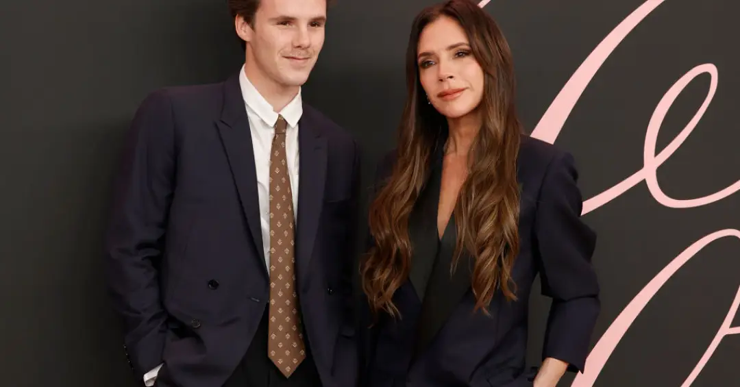 Victoria Beckham canta sucesso das Spice Girls com filho caçula; assista