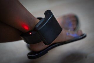 Cerca de três mil reclusos vão usar pulseiras electrónicas