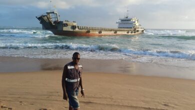 Gaza: Navio encalhado está vazio e não representa ameaça