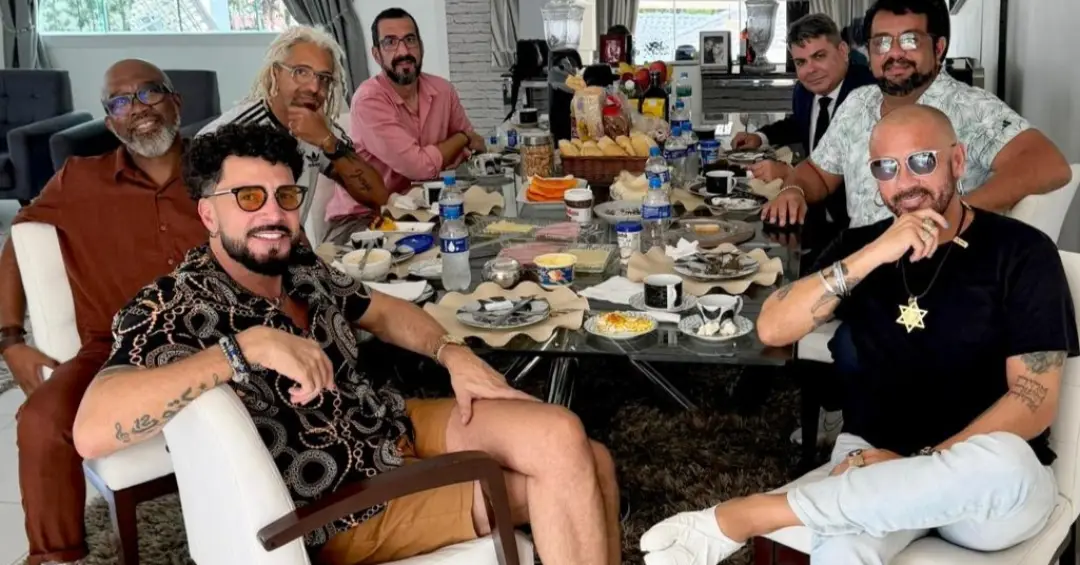 Latino se reúne com José Junior para tratar de documentário sobre sua vida