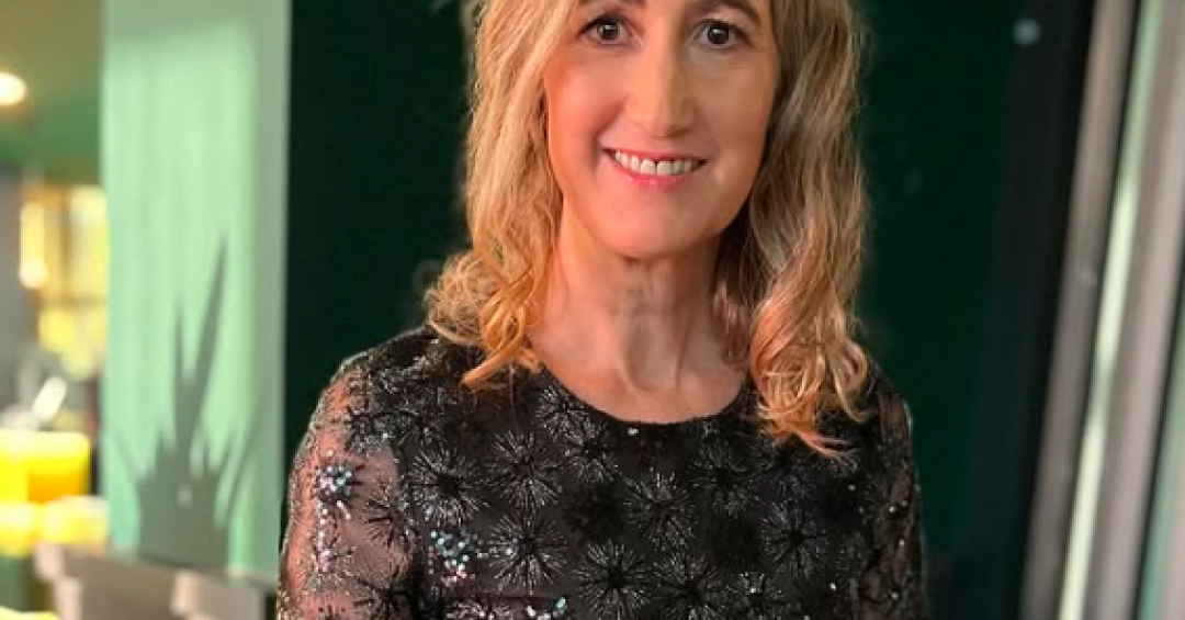 Morre Sophie Kinsella, autora de ‘Os Delírios de Consumo de Becky Bloom’, aos 55 anos