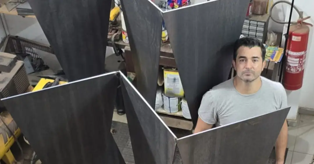 O artista brasileiro que transforma aço em obras de arte cheias de movimento