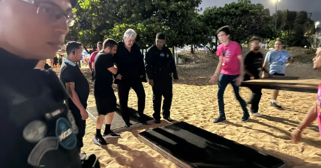O hercúleo improviso diante da negação de Sidney Magal em pisar na praia