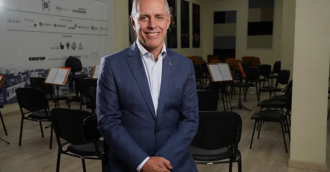O maestro da primeira sala de concertos construída em uma favela no país