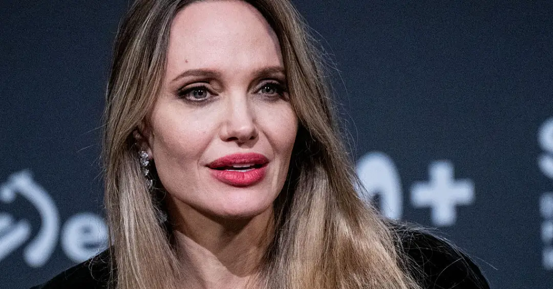 O motivo que fez Angelina Jolie revelar cicatriz de mastectomia em capa de revista