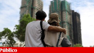 Polícia faz buscas nos apartamentos devastados pelo fogo em Hong Kong. Número de mortos sobe para 146