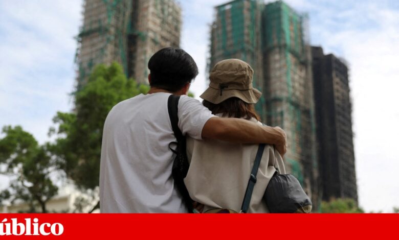 Polícia faz buscas nos apartamentos devastados pelo fogo em Hong Kong. Número de mortos sobe para 146