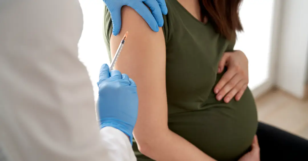 Vacina contra a covid-19 reduz hospitalização e parto prematuro em gestantes, mostra estudo