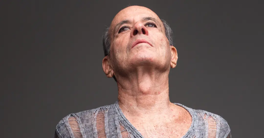 Vida de Ney Matogrosso brilha na TV antes de sacudir Sapucaí