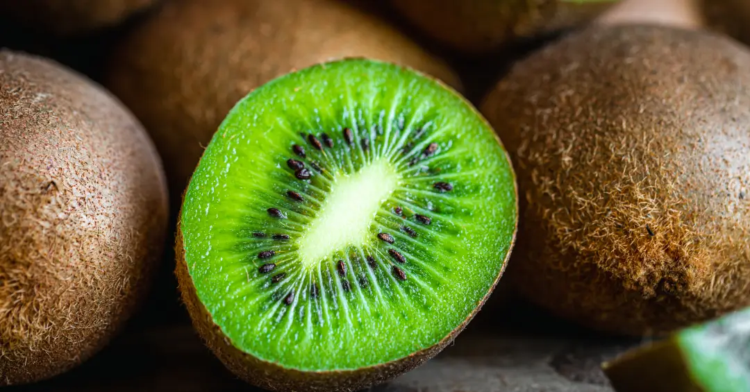 Consumo de kiwi aumenta vitamina C e favorece renovação da pele, sugere pesquisa