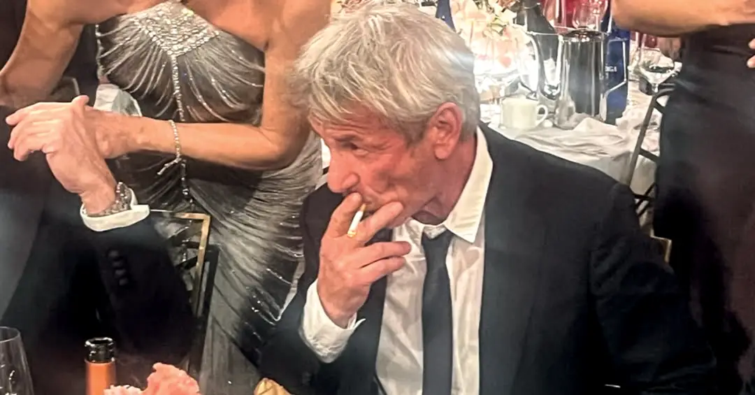 É proibido fumar? Sean Penn quebra regra sem cerimônias