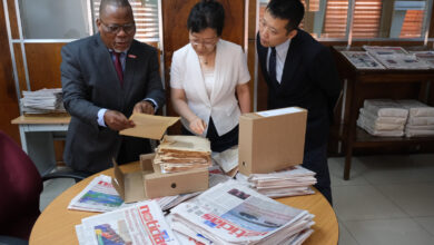 Embaixadora da China visita Sociedade do Notícias