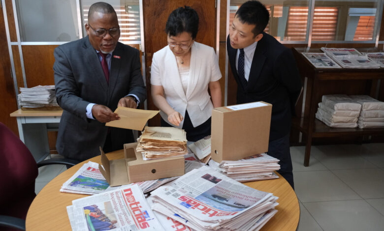 Embaixadora da China visita Sociedade do Notícias
