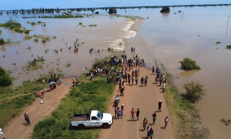 Empreiteiro trabalha para reposição da N-1