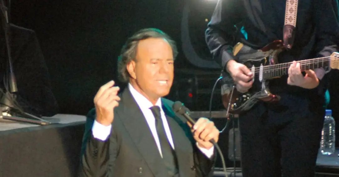Julio Iglesias é acusado de tráfico de pessoas e assédio sexual