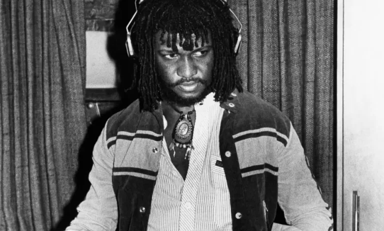 Morre Sly Dunbar, lenda do reggae, aos 73 anos