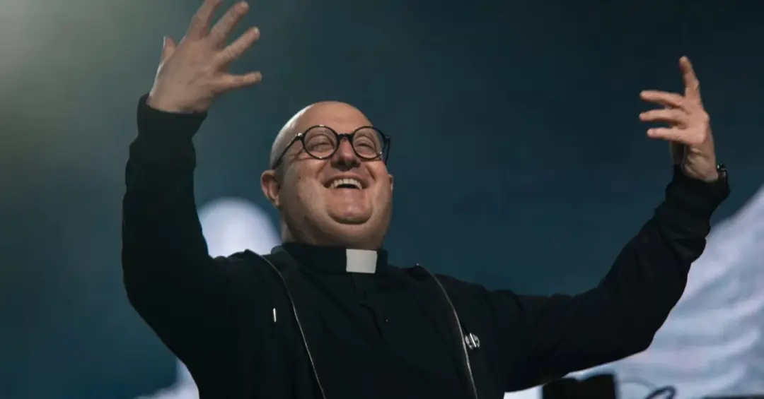 O padre DJ que agita paróquias e festas de eletrônica