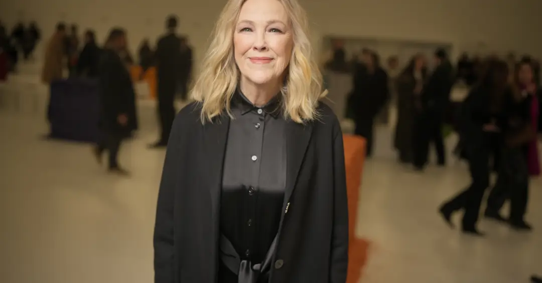 Após dez dias, causa da morte da atriz Catherine O’Hara enfim é revelada