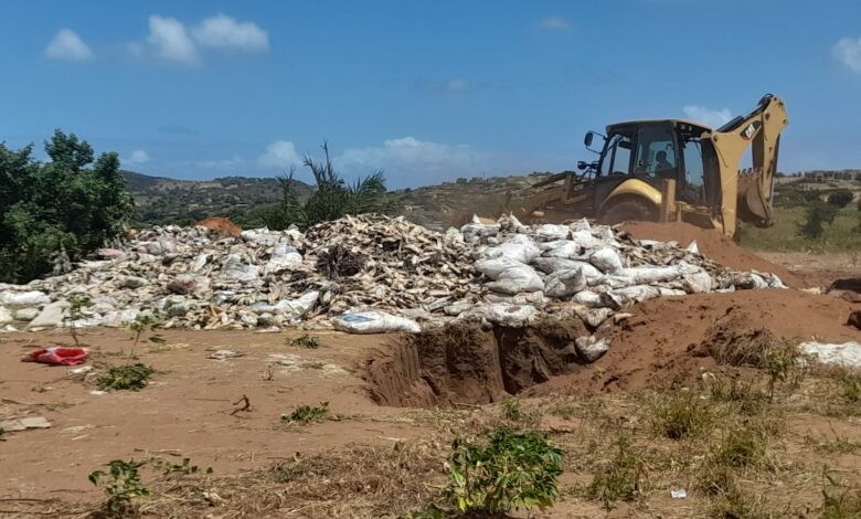 DETERIORADOS PELAS INUNDAÇÕES: Produtos alimentares enterrados em Xai-Xai