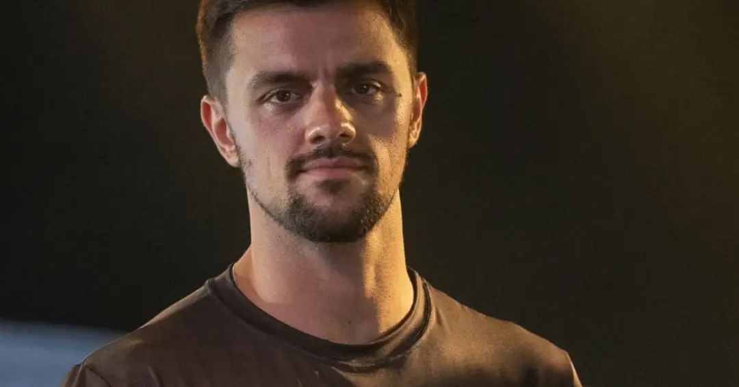 Felipe Simas é internado e passa por cirurgia de emergência
