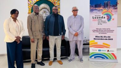 Moreira Chonguiça visita Bienal de Luanda e aceita colaborar na promoção da paz