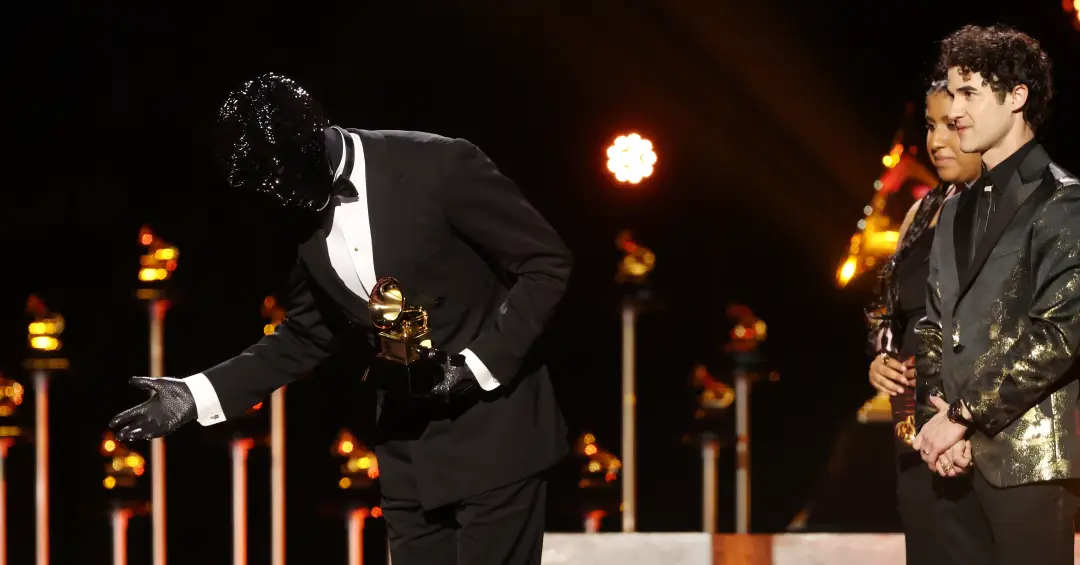 O misterioso mascarado que conquistou Grammy com remix de Lady Gaga