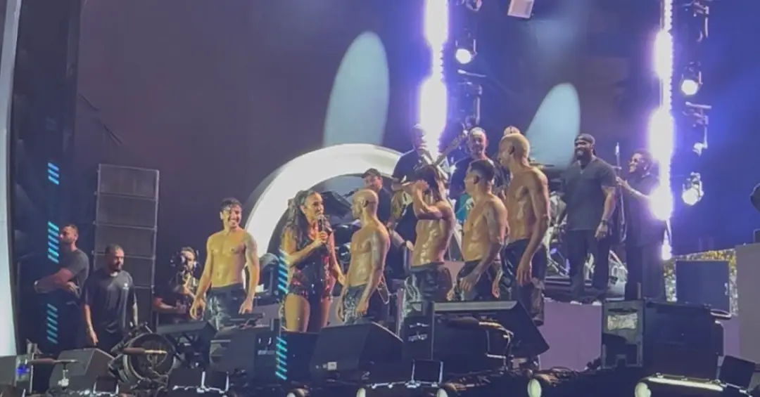 Solteira no carnaval, Ivete Sangalo faz graça e ‘paquera’ bailarinos